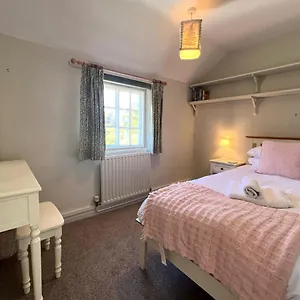  Holiday home Charming 2 Bedroom With Parking